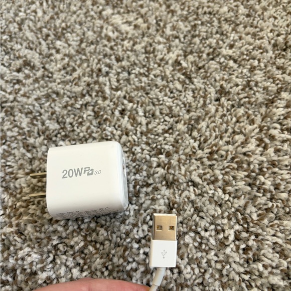 Like New Apple 6th Generation 32GB iPad With NO FLAWS & Charging Bank With Cord! - Picture 10 of 12